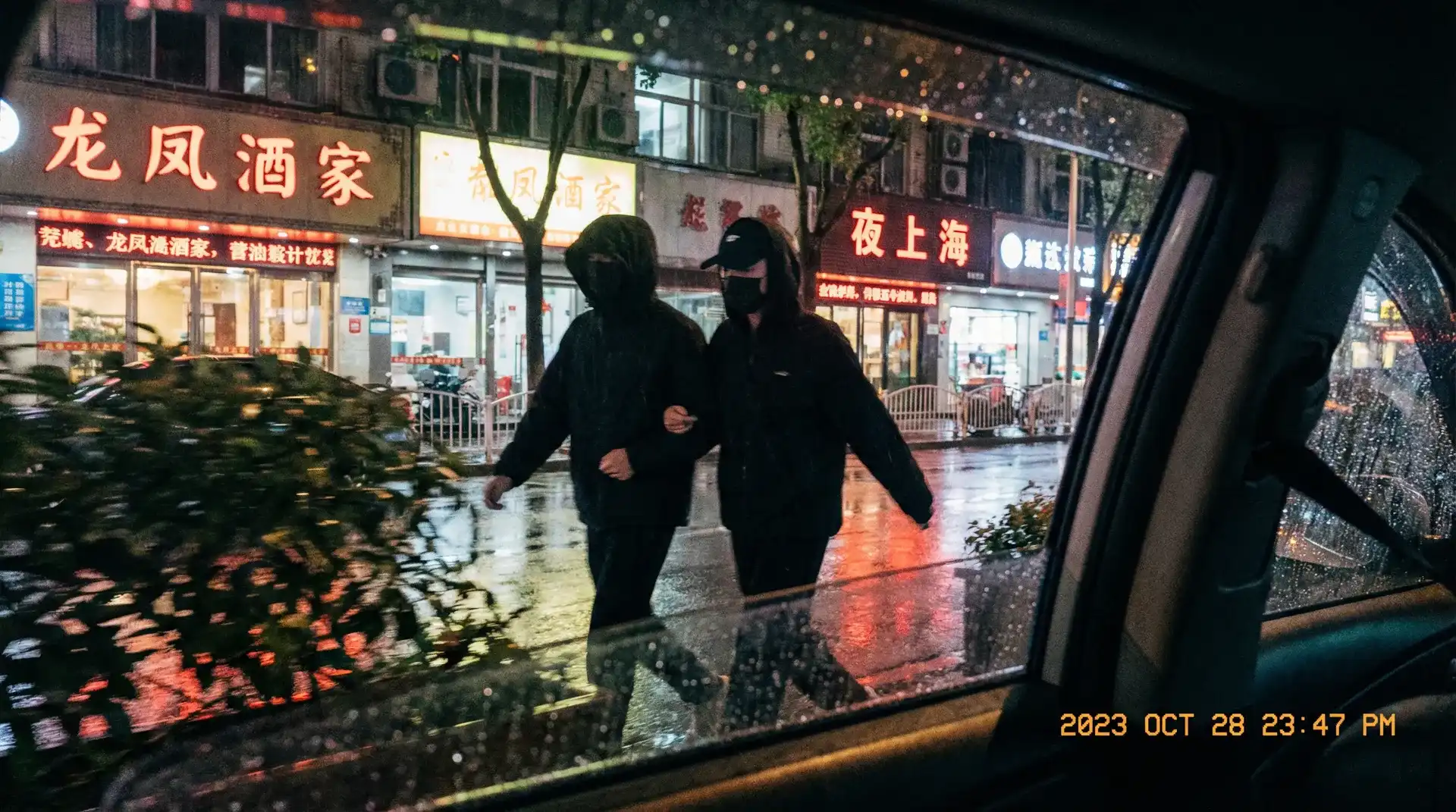 舅妈的不伦亲情 - 顶流明星深夜密会现场抓拍照片